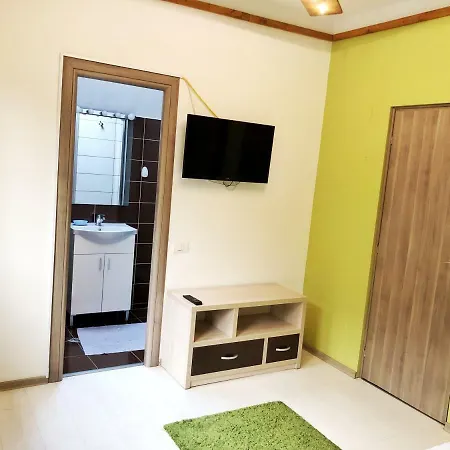 Гостьовий будинок Golden Woods *
